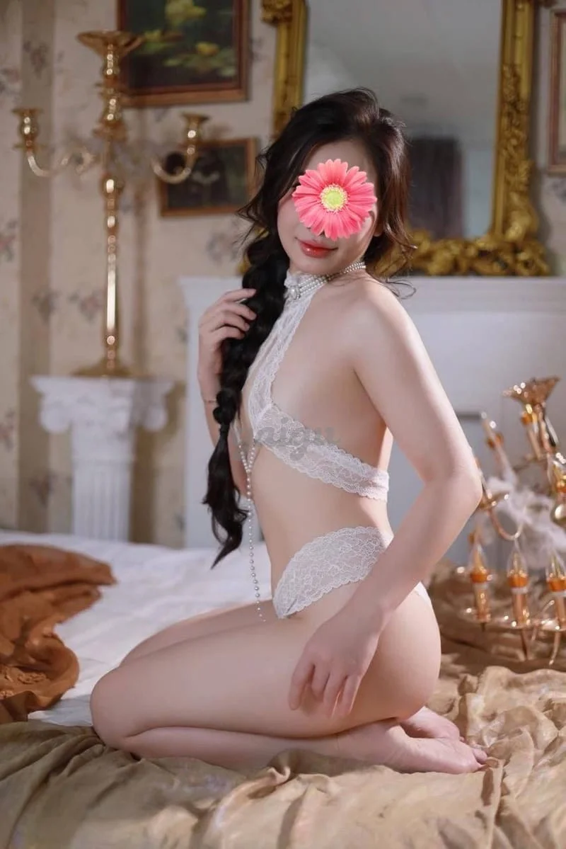 VY VY - EM GÁI DA TRẮNG, DÁNG ĐẸP BƯỚM XINH