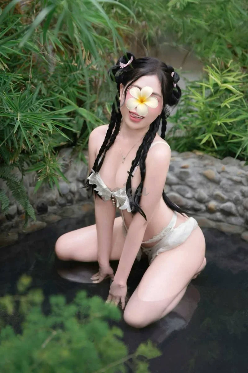 Quỳnh Trang_ Gái xinh chiều khách, body gợi cảm