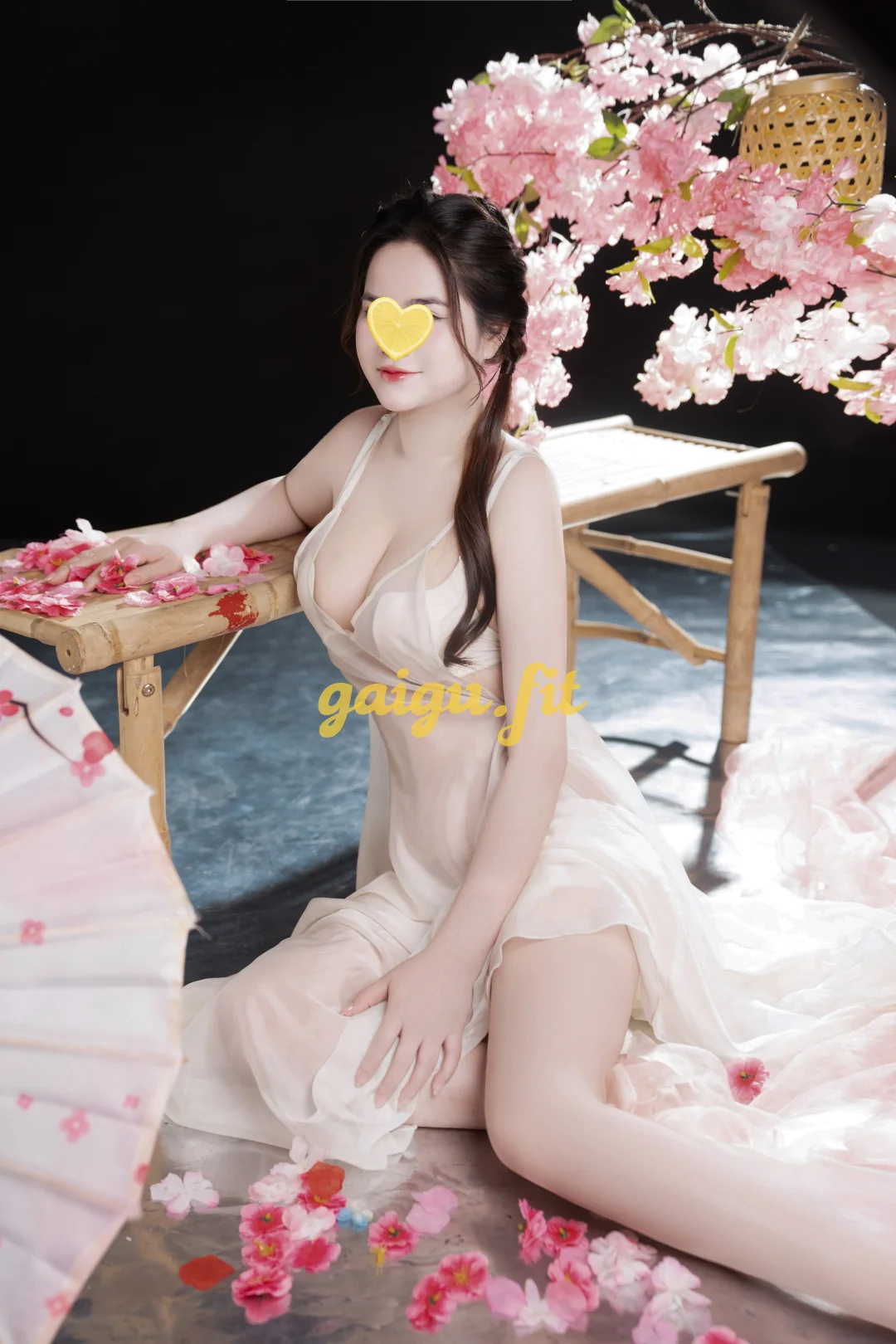 MON MON EM GÁI DỄ THƯƠNG VÚ TO MÔNG BỰ VỪA MỚI ĐI LÀM LẦN ĐẦU