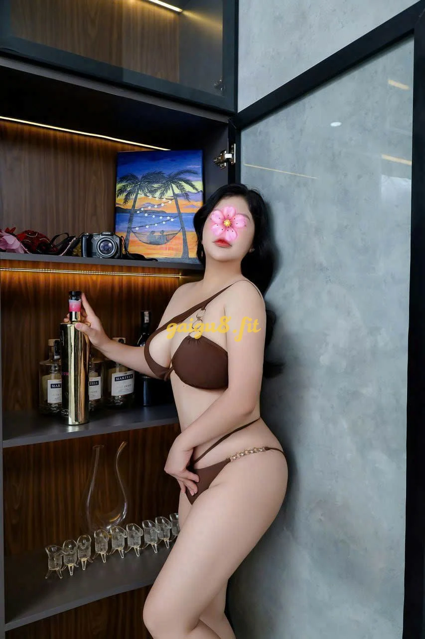 Diệp Anh- Ngực khủng, cực dâm và chiều khách