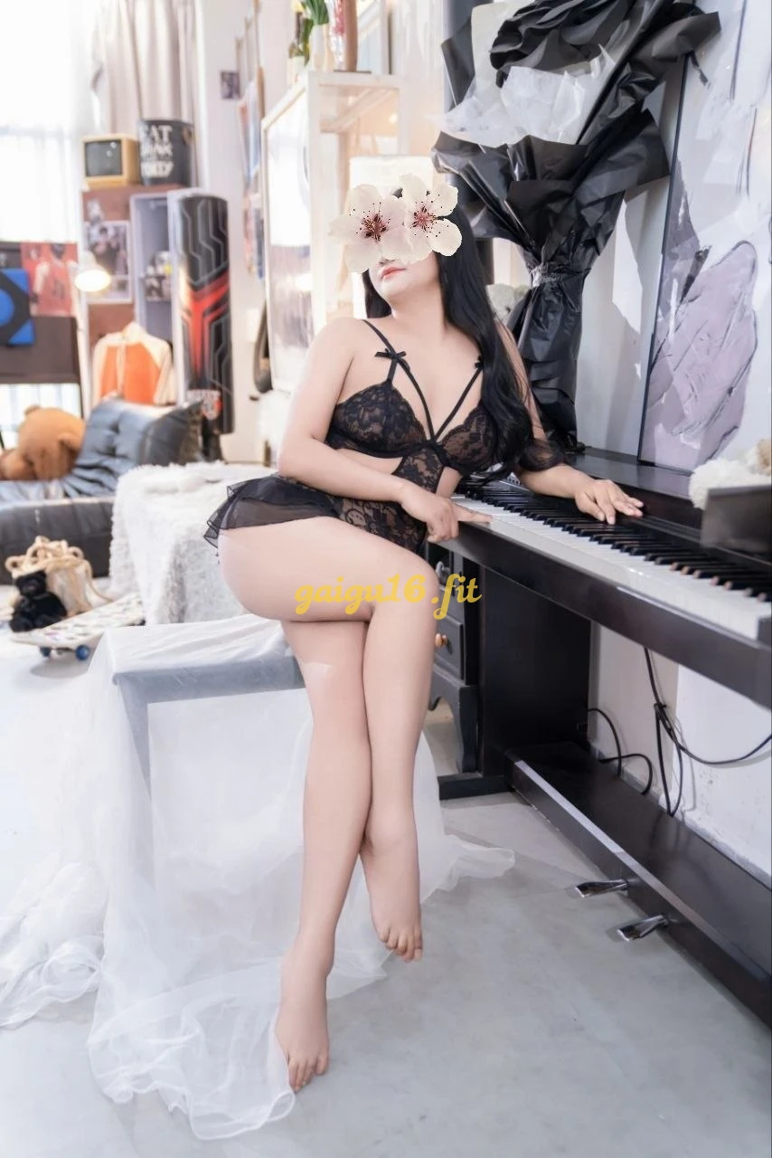 Ngân Khánh_ Gái ngoan chiều khách, làm tình giỏi