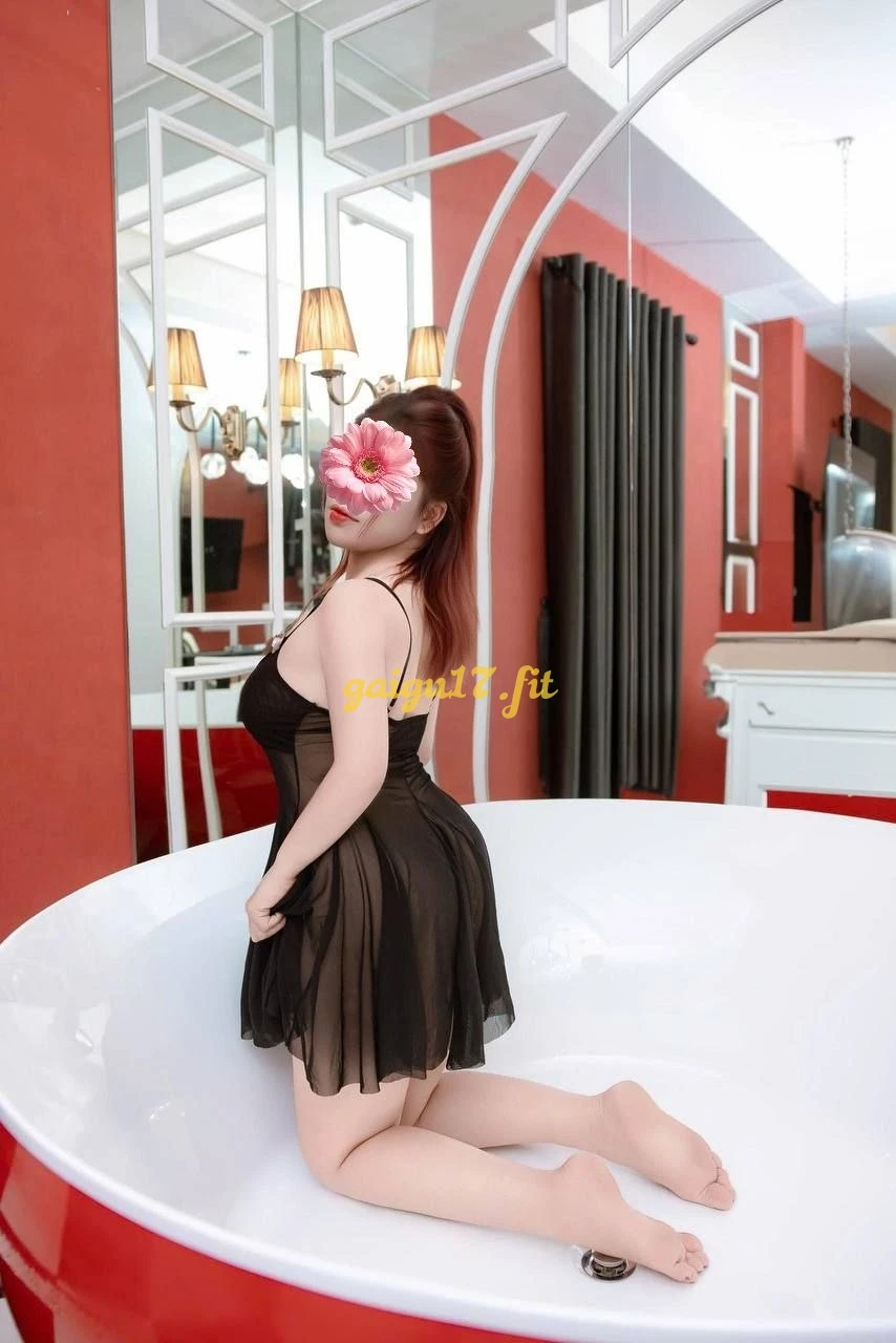 Quỳnh My - Em Gái Siêu Dâm, Vú Bím Cực Đẹp, Lần Đầu Đi Làm